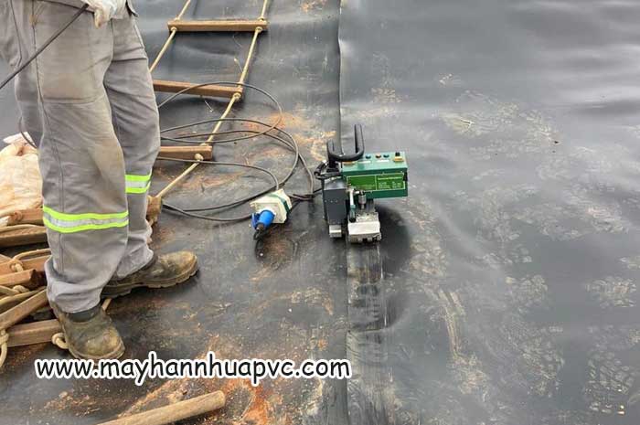 M&aacute;y h&agrave;n bạt nhựa d&agrave;y HDPE 1mm