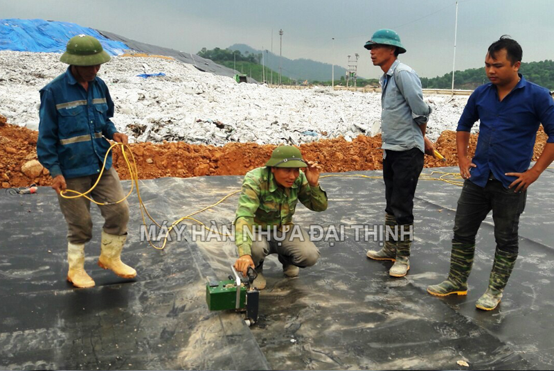 M&aacute;y h&agrave;n bạt HDPE b&atilde;i r&aacute;c model LST 900